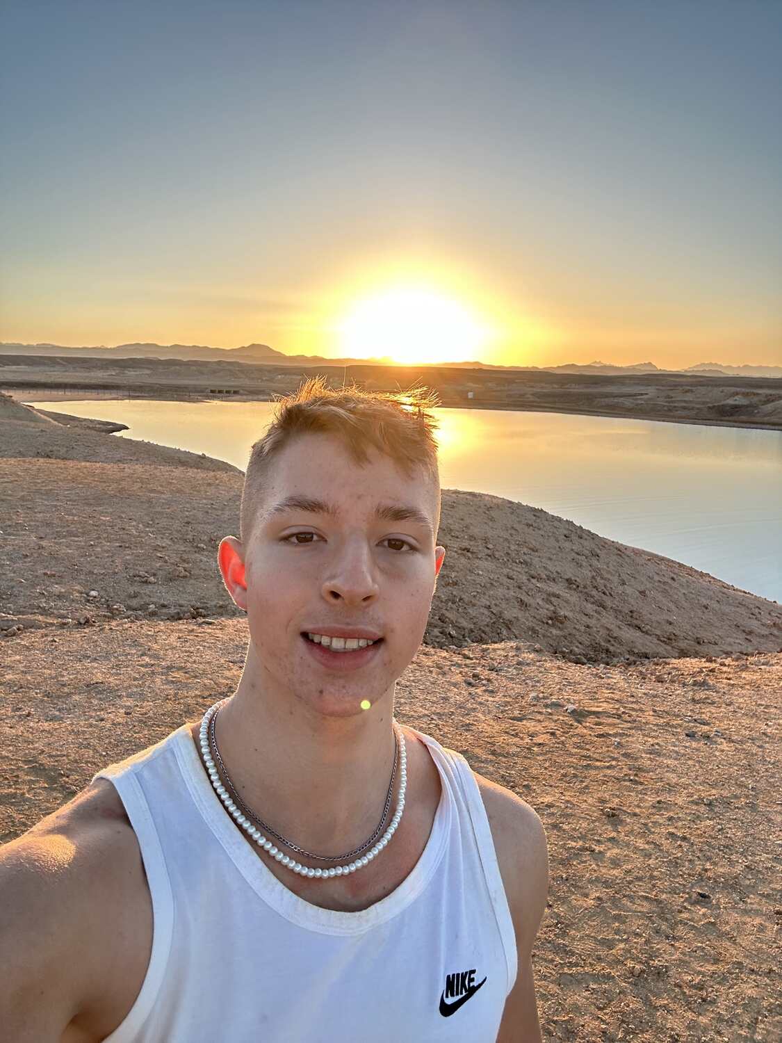 Selfie na pustyni w Egipcie, zachód słońca w tle